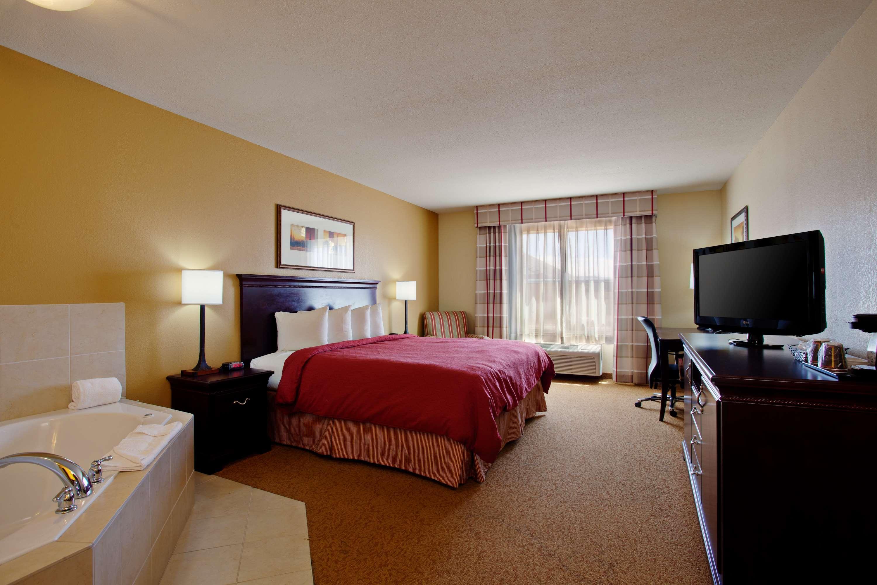 Country & By Radisson, Center Az