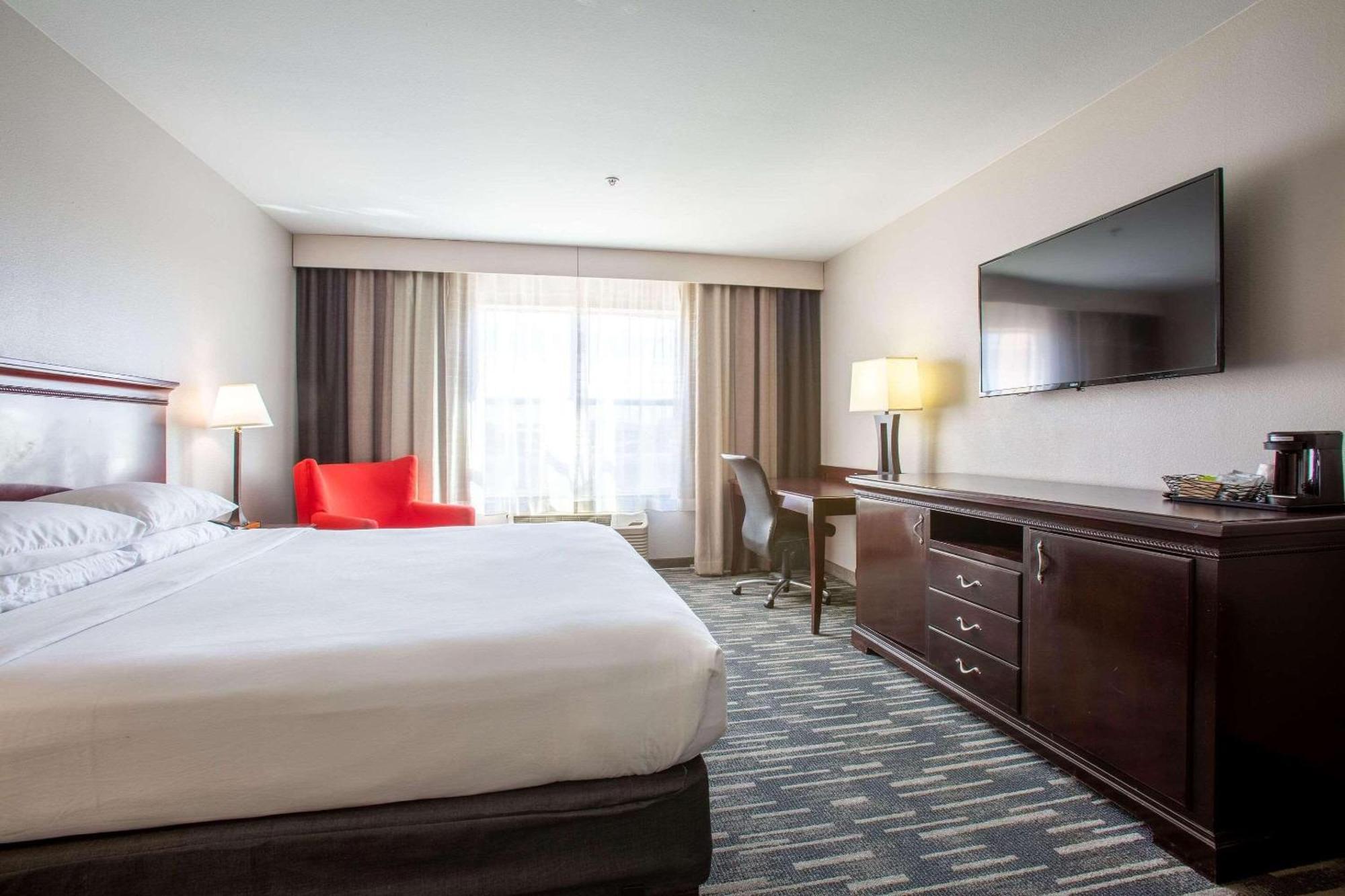 Country & By Radisson, Center Az Hotel