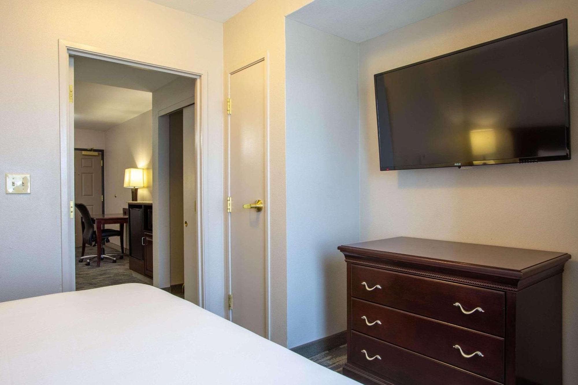 Hotel Country & By Radisson, Center Az 3*